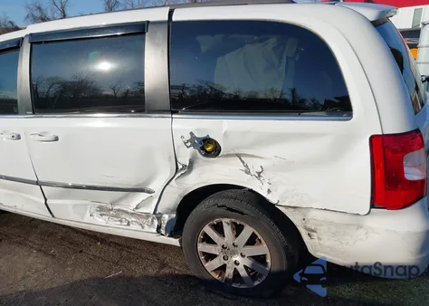 2013 Chrysler Town & Country Touring из США, поврежденный, VIN 2C4RC1BG4DR815893